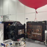 Mimir i fabrikken med åpent panel holdt oppe med ballong